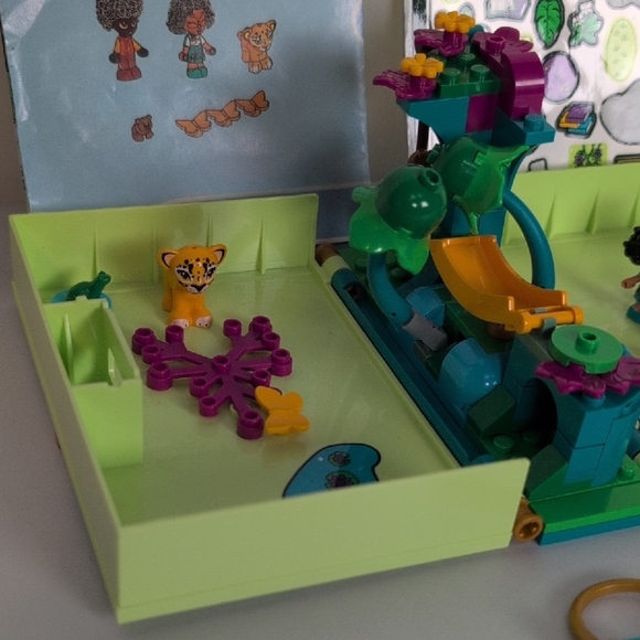 Lego Disney 43200 Antonio's Magical Door - Picture 2 of 7